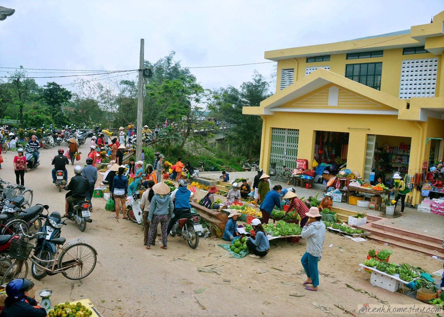 Nhộn nhịp phiên chợ quê ngày Tết lưu giữ “hồn” nét Việt