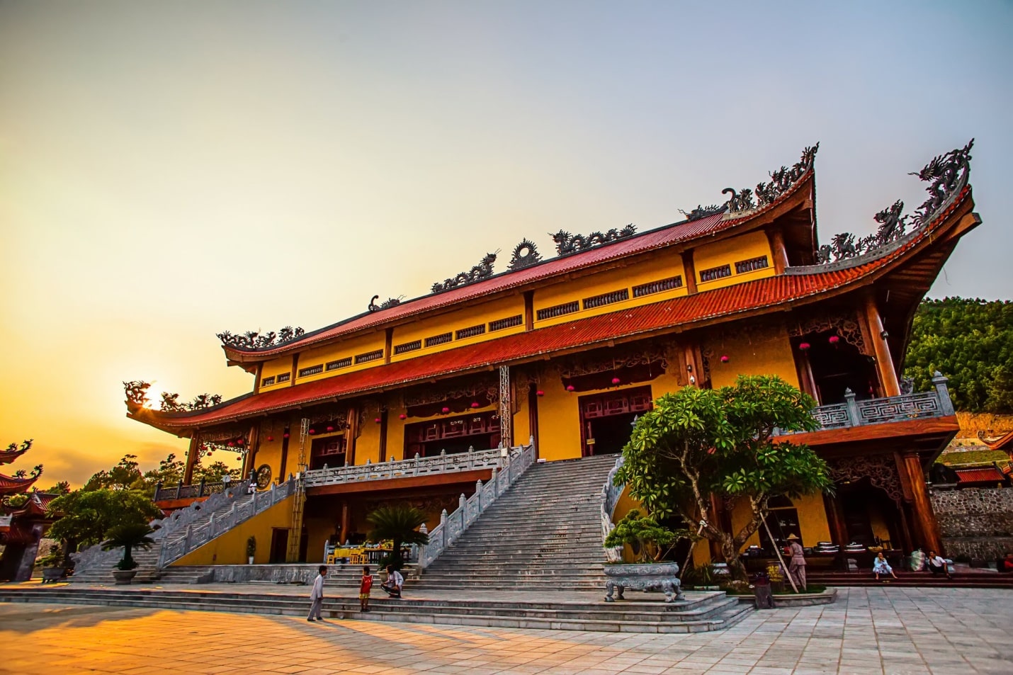 Review kinh nghiệm du lịch chùa Ba Vàng Quảng Ninh để hành hương