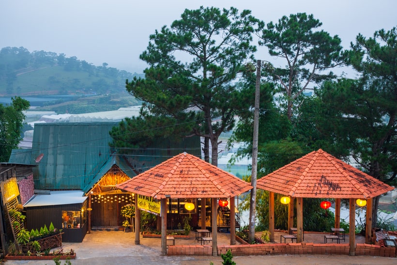 Trình làng quán cafe "NHÀ GỖ" phong cách vintage view ngắm đồi đẹp ở Đà Lạt