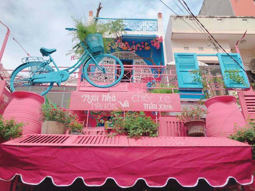 Review Quán cafe Ngôi Nhà Màu Hồng Và Chiếc Xe Màu Xanh ở Sài Gòn