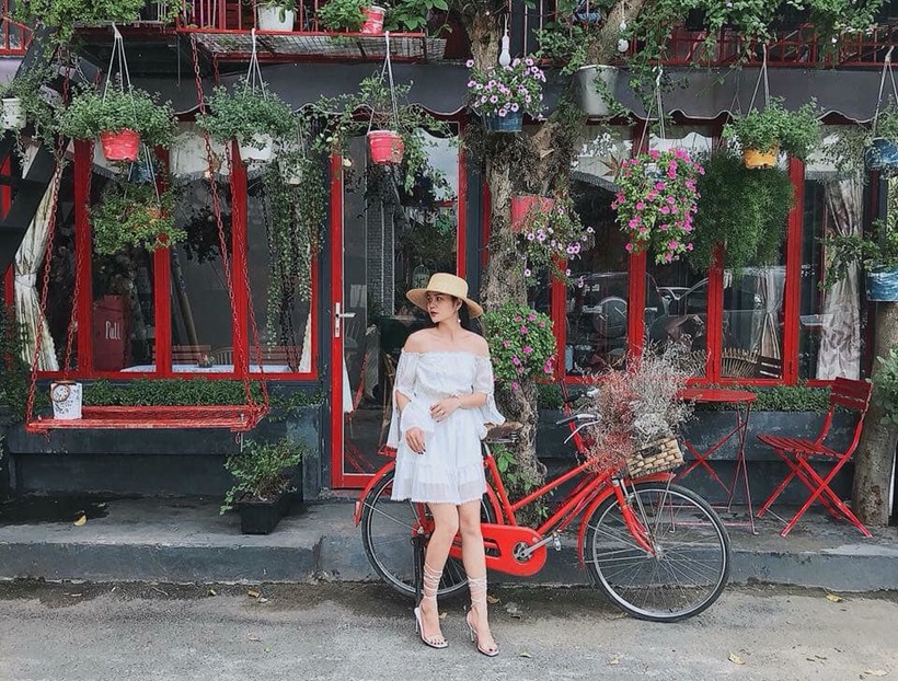 Bonjour Cafe The Art - Thế giới cổ tích ngập tràn hoa cực lãng mạn ở Sài Gòn