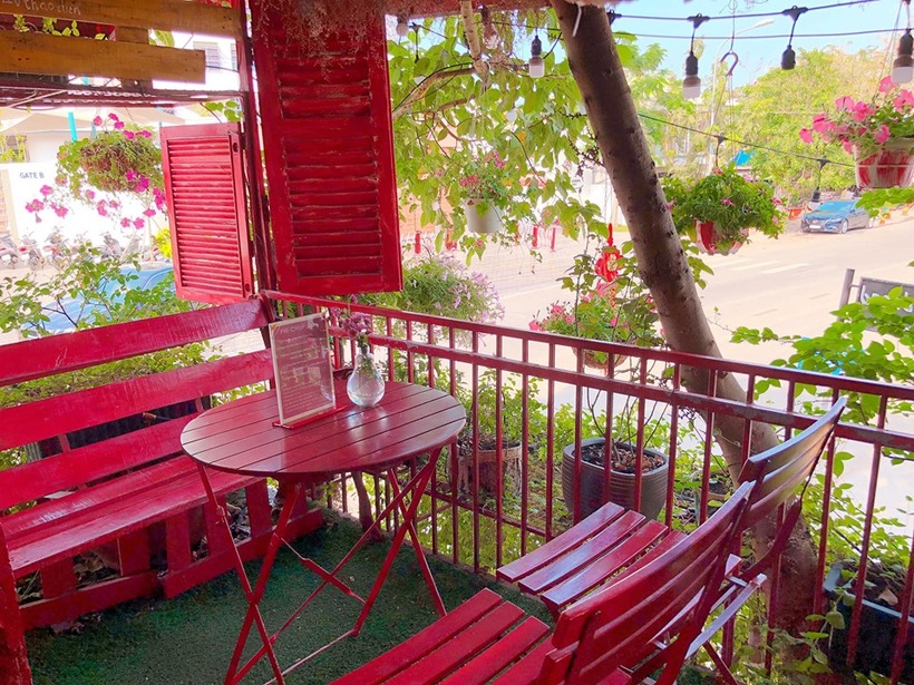Bonjour Cafe The Art - Thế giới cổ tích ngập tràn hoa cực lãng mạn ở Sài Gòn
