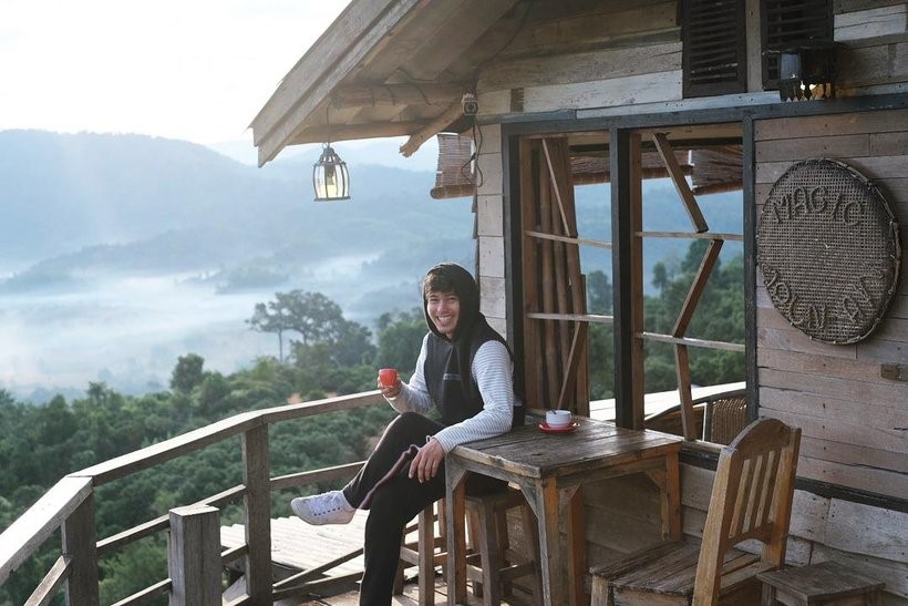 Magic Mountain: Tiệm cà phê có view cảnh đồi núi đẹp như tiên giới
