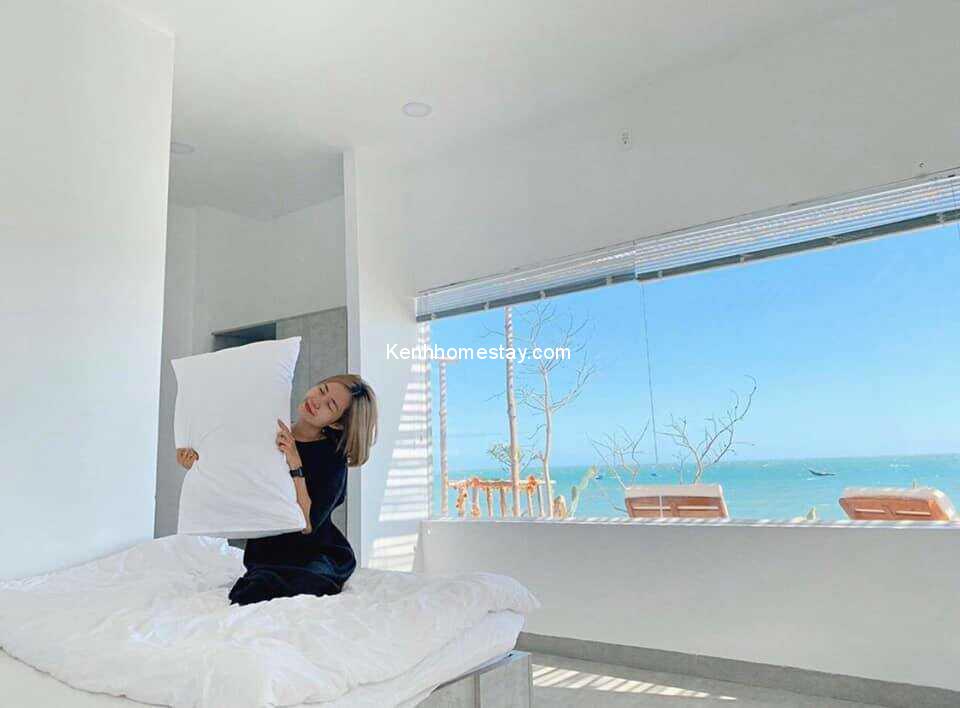 Cesar homestay: Căn nhà tone trắng cực xinh, view biển Mũi Né gây sốt