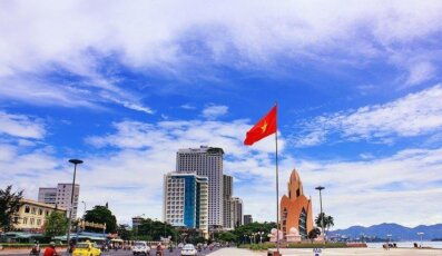 Quảng trường Nha Trang (hay còn được gọi là quảng trường 2 tháng 4 - theo ngày giải phóng của thành phố biển Nha Trang)