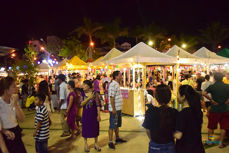 Chợ đêm ở Sơn Trà - khu chợ mua sắm lớn nhất Đà Nẵng